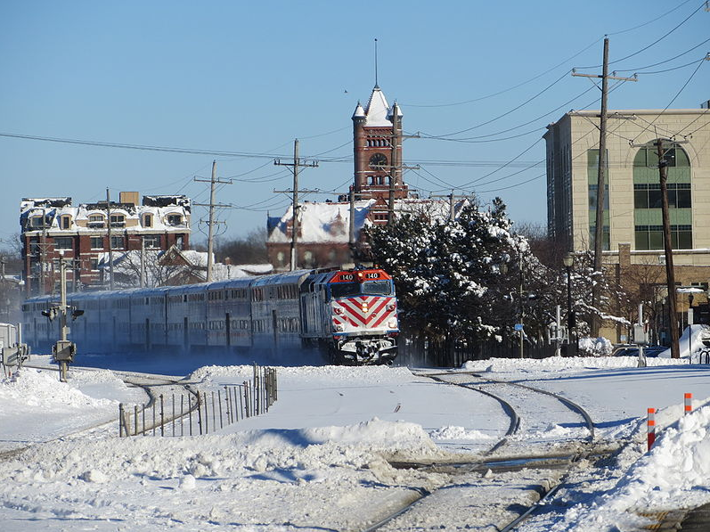 A Metra train in Wheaton, IL. Credit: Wikimedia Commons